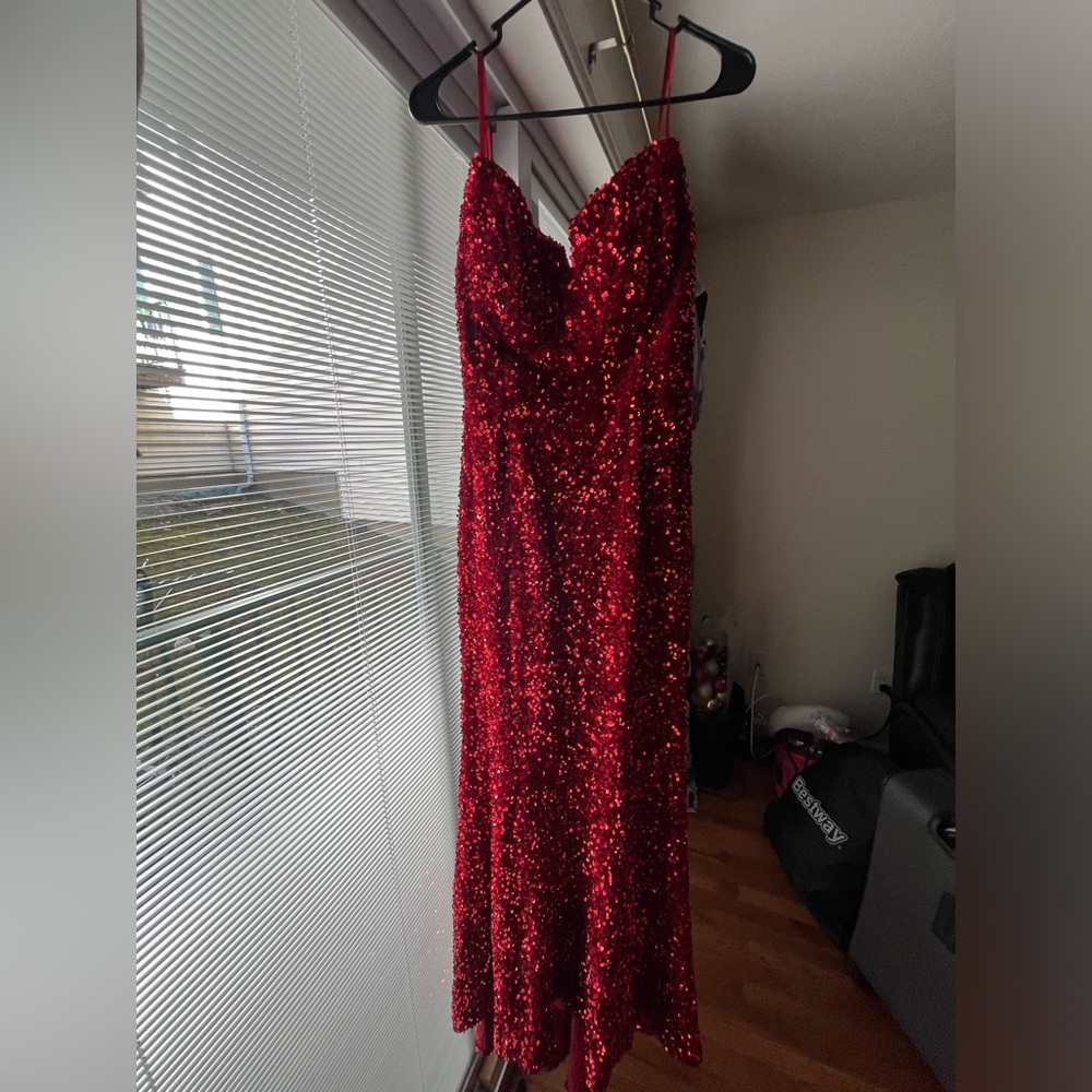 BEAUTIFUL RED PROM DRESS FOR SALE! Size: Large Color: Red